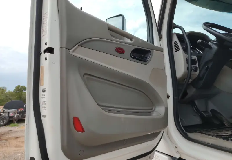 2021 Peterbilt 567 photo 24