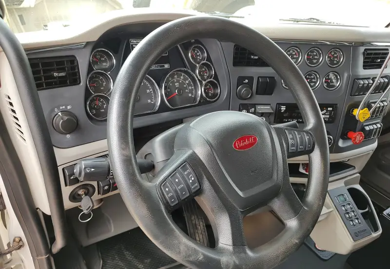 2021 Peterbilt 567 photo 28