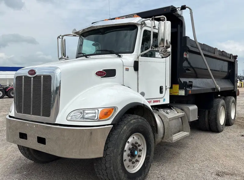 2018 Peterbilt 348 photo 1