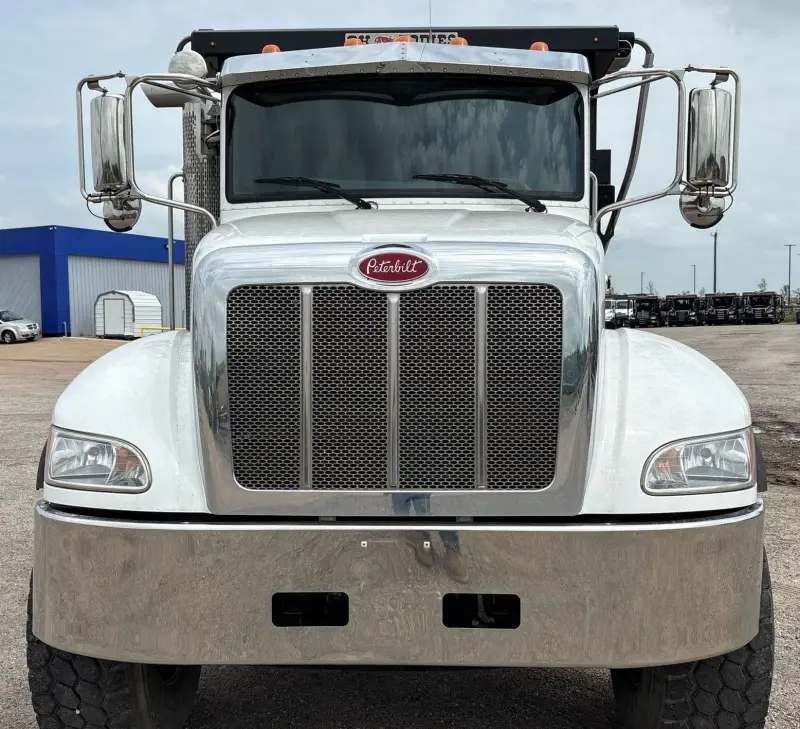 2018 Peterbilt 348 photo 2