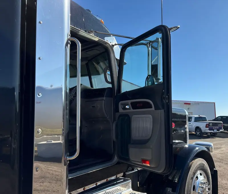 2022 Peterbilt 389 photo 113