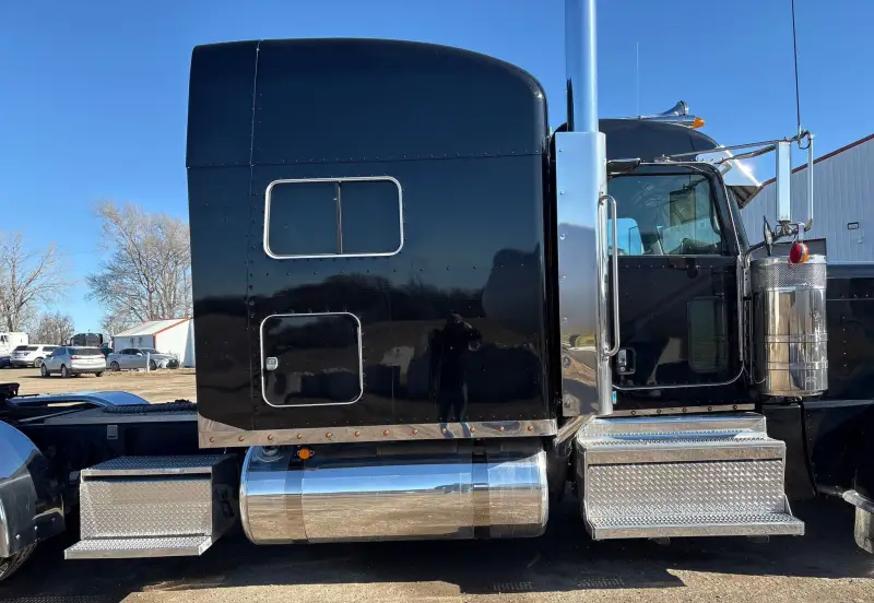 2022 Peterbilt 389 photo 21