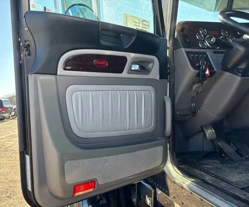 2022 Peterbilt 389 photo 87