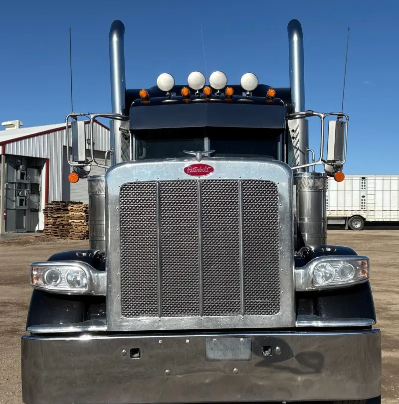 2022 Peterbilt 389 photo 2