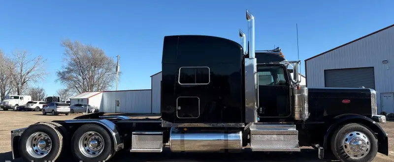 2022 Peterbilt 389 photo 4