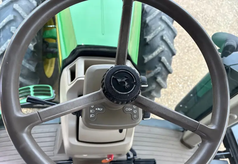 2011 John Deere 8335R photo 37