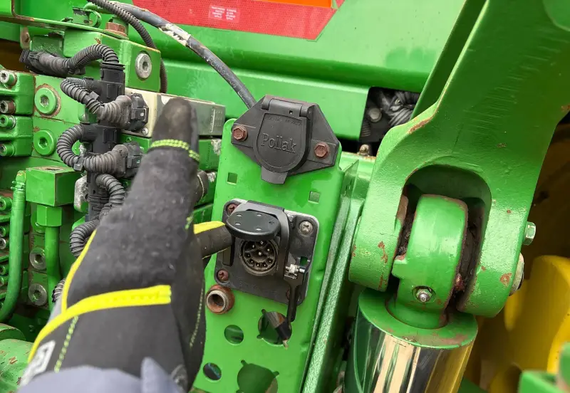 2011 John Deere 8335R photo 23